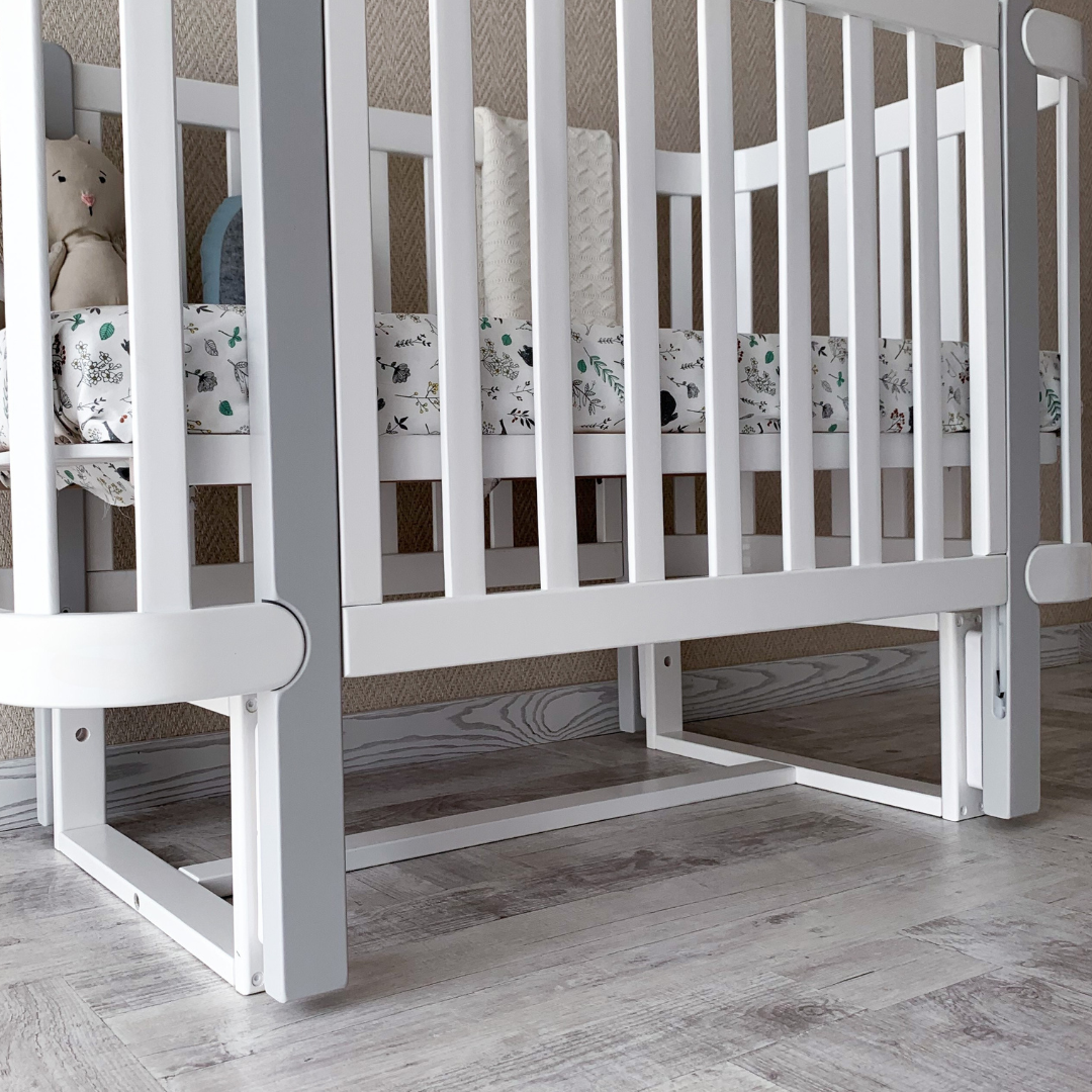 Houpací mechanismus pro kolébání Gekko Kids. Pro postýlky Zukko a Zukko Soft. Dřevěný, podélný, bez šuplíku. Bílá.